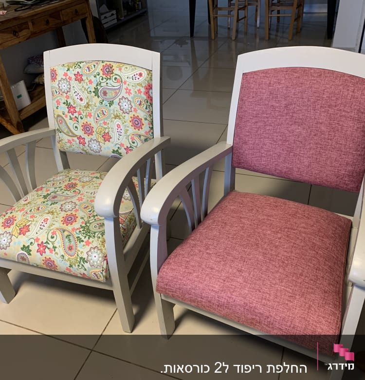 שני כיסאות עם ריפוד צבעוני וורוד